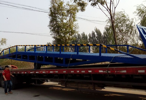 移動(dòng)登車橋 移動(dòng)登車橋